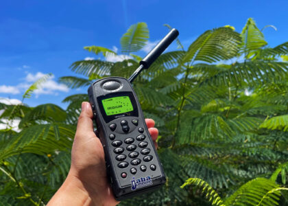 La renta del teléfono satelital IRIDIUM 9505 con JabaSat es la solución perfecta para quienes necesitan comunicación confiable en cualquier parte del mundo